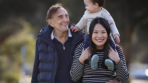 Ο γηραιότερος... μπαμπάς: έκανε παιδί στα 93 του και σκέφτεται και για 2o! 