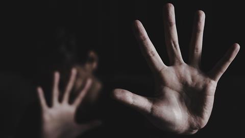 15χρονοι κλείδωσαν και βασάνιζαν για ώρες συνομήλικό τους με αναπηρία!