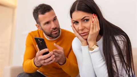 Ο άντρας μου με ζηλεύει χωρίς λόγο - πώς να τον κάνω να με εμπιστευτεί;