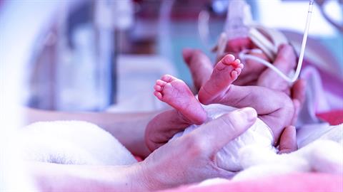 Σέρρες: προωράκι γεννήθηκε αναίσθητο στο ασθενοφόρο - το έσωσε το πλήρωμα του ΕΚΑΒ