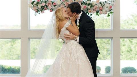 Μετά από 4 χρόνια σχέσης, αντάλλαξαν το πρώτο τους φιλί στον γάμο τους! 