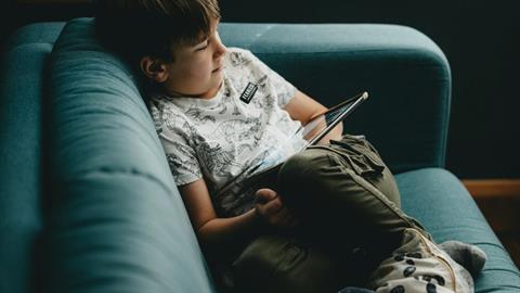 Πόση ώρα οθόνη είναι αρκετή; Ένας οδηγός για γονείς με παιδιά στο δημοτικό