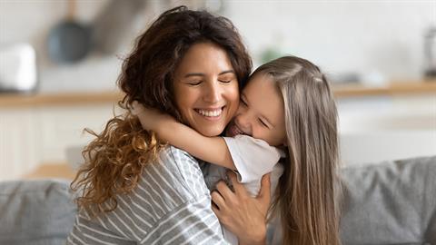 Συναισθηματική νοημοσύνη: πώς να την καλλιεργήσεις στο σπίτι για να μεγαλώσεις ένα παιδί με ενσυναίσθηση