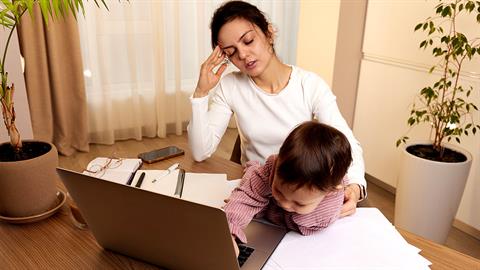 Νέο εργασιακό νομοσχέδιο: πώς επηρεάζει τις εργαζόμενες μαμάδες