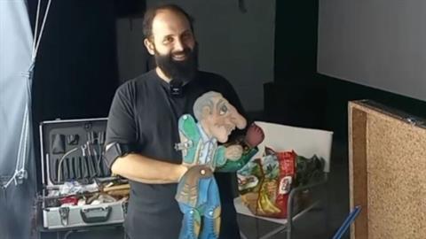 Συνέντευξη με τον Σωκράτη Κοτσορέ, έναν από τους νεότερους Καραγκιοζοπαίχτες στην Ελλάδα