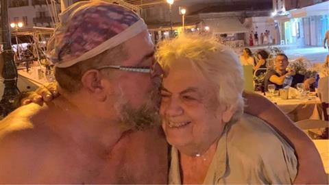 Πέθανε η μητέρα του Σταμάτη Κραουνάκη: «έφυγε ο πιο δικός μας άγγελος»