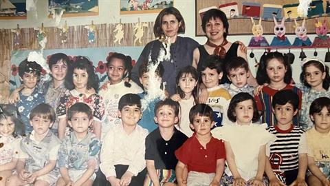 Βρήκε μια φωτογραφία της από το νηπιαγωγείο και αποφάσισε να ψάξει τους συμμαθητές της!