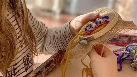 Νέο μάθημα στα δημοτικά: τα παιδιά θα διδάσκονται κέντημα, πλέξιμο και κεραμική