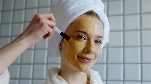 5 μάσκες προσώπου με φυσικά υλικά για… μετά τα 40!