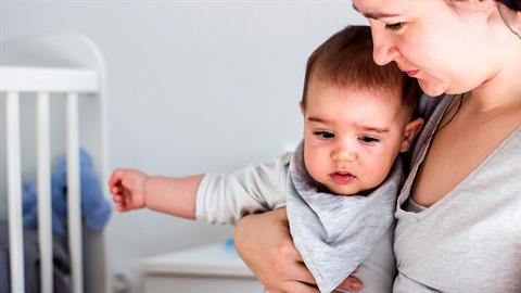 Πρέπει να αφήσω τον 17 μηνών γιο μου για επαγγελματικό ταξίδι και έχω αγχωθεί...