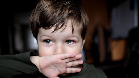 Όταν το παιδί λέει «φοβάμαι», μην απαντάς «δεν υπάρχει τίποτα να φοβάσαι»!