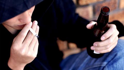 «Φρένο» σε αλκοόλ και τσιγάρα για ανηλίκους: πώς θα επαληθεύεται η ηλικία