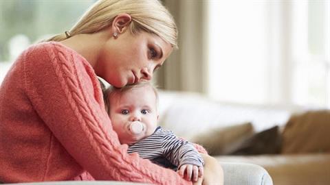 «Δεν μπόρεσα να θηλάσω το μωρό μου και οι ενοχές που ένιωσα σχεδόν μ’ έριξαν σε επιλόχειο»