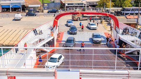 Ξυλοκόπησε τη γυναίκα του σε φέρι μποτ, μπροστά στα μάτια των παιδιών του!