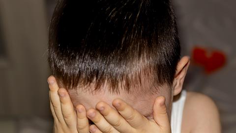 Αθήνα: 20χρονος ασελγούσε στα 2 και 4 ετών ανίψια του μαζί με τον σύντροφό του