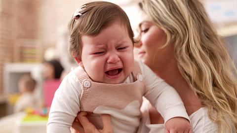 «Έφτασαν Χριστούγεννα και το νηπιάκι μου κλαίει ακόμα τα πρωινά πριν το σχολείο»