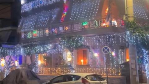 Σπίτι στο Κερατσίνι στόλισε για τα Χριστούγεννα και έκανε τη νύχτα... μέρα!