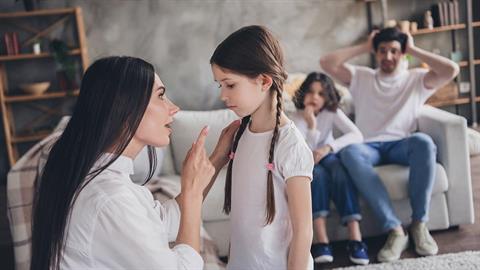 5 συμπεριφορές του παιδιού που δείχνουν ότι είσαι πιο αυστηρή μαμά απ’ όσο χρειάζεται