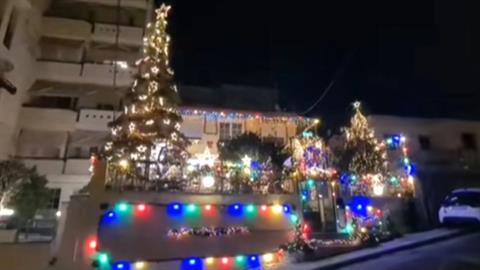 Σπίτι στην Καβάλα έχει τόσα φωτάκια που μοιάζει με... χριστουγεννιάτικο χωριό!