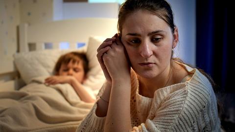 «Μήπως δεν είμαι αρκετά καλή μαμά;»: τι να κάνεις όταν οι ενοχές σου… χτυπάνε κόκκινο