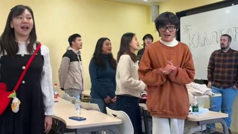 Κινέζοι φοιτητές τραγουδούν σε άπταιστα ελληνικά το «Άσπρα καράβια τα όνειρά μας»!