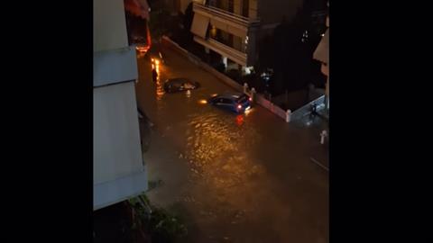 Κακοκαιρία στον Άλιμο: τα αυτοκίνητα έγιναν... βάρκες και επέπλεαν στα λασπόνερα!