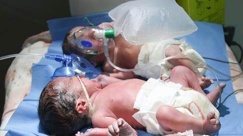 3 αδέρφια έγιναν μπαμπάδες την ίδια μέρα, με λίγες ώρες διαφορά!