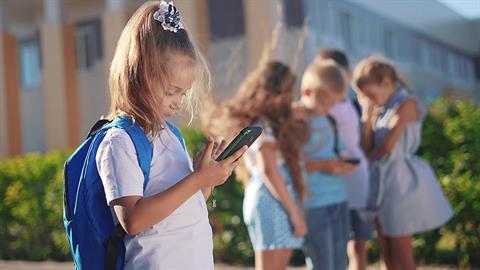 Αυστραλία: πάνω από 1 εκατ. παιδιά και έφηβοι «κλειδώθηκαν» έξω από τα social media