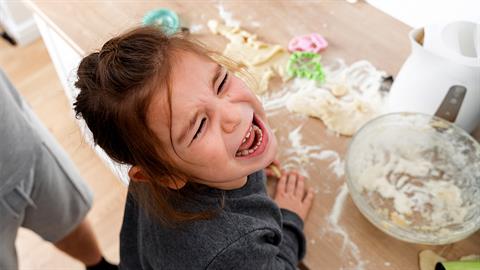 Η 9χρονη κόρη μου μου συμπεριφέρεται άσχημα χωρίς να έχει συμβεί κάτι… Τι να κάνω;