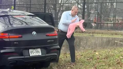 Αστυνομικός έσωσε μωρό που πνίγηκε στο αυτοκίνητο, ενώ πήγαινε βόλτα με τον μπαμπά του