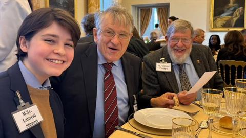 Παιδί θαύμα ολοκλήρωσε το διδακτορικό στην Κβαντική Φυσική στα 15 του!