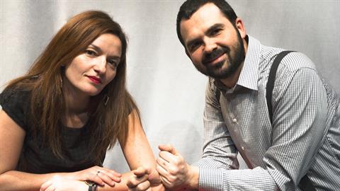 «Δυο Ξεροκέφαλες Κουτάλες»: Η Έμη Σίνη και ο Άγγελος Αγγέλου από την ομάδα ΚΟΠΕΡΝΙΚΟΣ μιλούν για τη νέα τους παράσταση