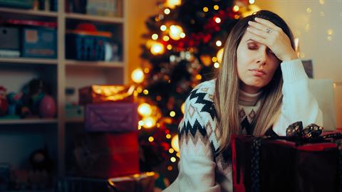 Το χριστουγεννιάτικο burnout των μαμάδων: όσα ΔΕΝ θα κάνεις φέτος για να μην εξαντληθείς