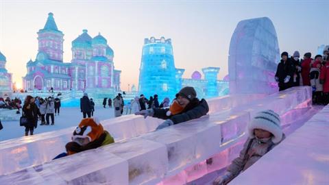 Το πιο εντυπωσιακό χριστουγεννιάτικο πάρκο είναι φτιαγμένο από πάγο και βρίσκεται στην Κίνα!
