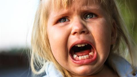 Από τότε που κόψαμε την πιπίλα, η 3χρονη κόρη μας έγινε επιθετική