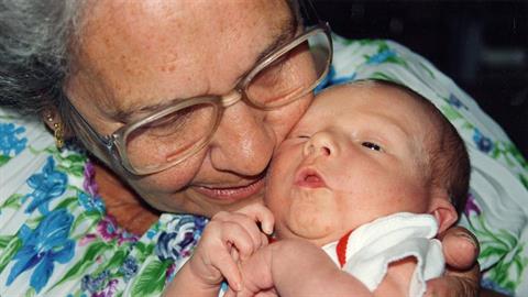 Έρευνα: οι γιαγιάδες νιώθουν μεγαλύτερη χαρά όταν βλέπουν τα εγγόνια τους παρά τα παιδιά τους