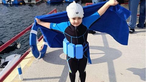 5χρονη κολυμβήτρια βούτηξε να πιάσει τον Σταυρό στη Βαρειά Μυτιλήνης