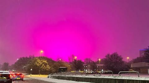 Εντυπωσιακές εικόνες από το Μπέρμιγχαμ: ο ουρανός βάφτηκε ροζ και μάγεψε τους Βρετανούς!