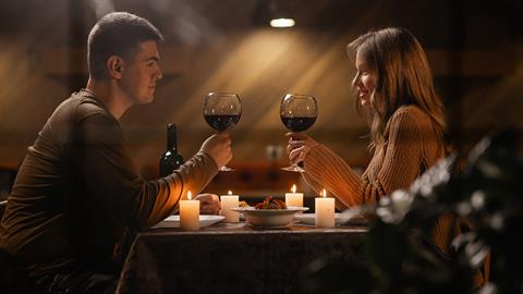 Date Night στο σπίτι: 5 οικονομικές ιδέες για όταν δεν υπάρχει baby-sitter