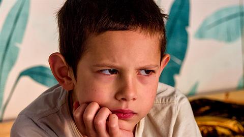 Ο γιος μας, ενώ κάνει παρέα με τα παιδιά του σχολείου, στο σπίτι τα βρίζει