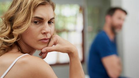 Δεν μπορώ άλλο με την τσιγκουνιά του άντρα μου, νιώθω ότι πνίγομαι