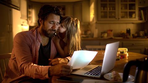 Τι σημαίνει για ένα παιδί να μεγαλώνει σε σπίτι που «δεν βγαίνει ο μήνας»