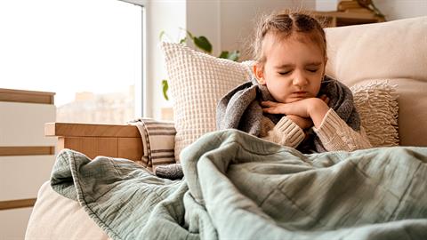 «Μαμά, πονάει ο λαιμός μου»: τι μπορεί να φταίει και πώς να ανακουφίσεις το παιδί 