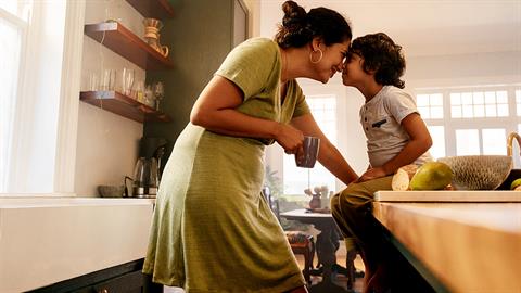 Μαμάδες που μεγαλώνουν τα παιδιά τους μόνες τους: 3 ιστορίες δύναμης