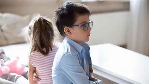 Ο 8χρονος εγγονός μου δεν θέλει τις μικρότερες αδερφές του. Τι να κάνω;