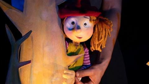 «Μ΄ένα κόκκινο σκουφί» της Βάσως Γιαρένη: έρχεται στη Nέα Παιδική Σκηνή Επί Κολωνώ