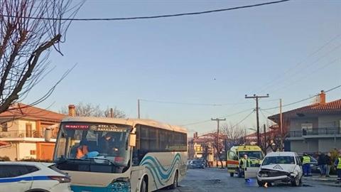 Χαλκιδική: μετωπική σύγκρουση βαν με λεωφορείο που μετέφερε μαθητές - 3 τραυματίες