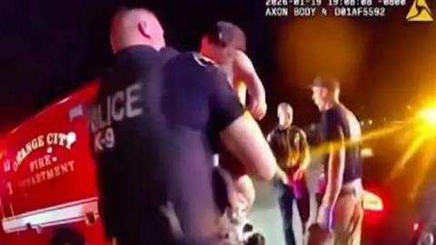 Ήρωας αστυνομικός έσωσε μωρό από πνιγμό στη μέση του δρόμου