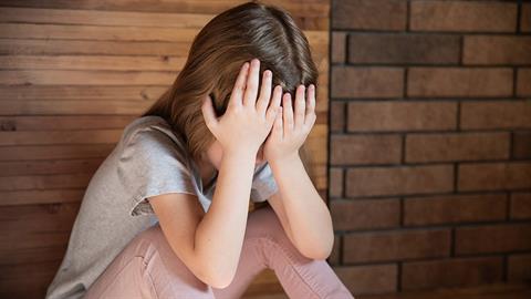 Η 10χρονη κόρη μας έχει φοβία με τις ιώσεις. Πώς να τη βοηθήσουμε;