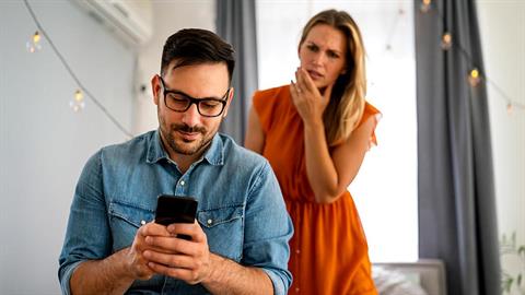 Έπιασα τον άντρα μου να στέλνει μηνύματα σε άλλη και δεν ξέρω πώς να το διαχειριστώ
